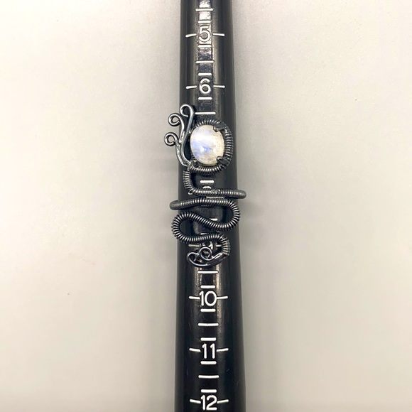 Very unique sterling silver and rhodium plated rainbow moonstone ring size 8 🦋 - Picture 5 of 7